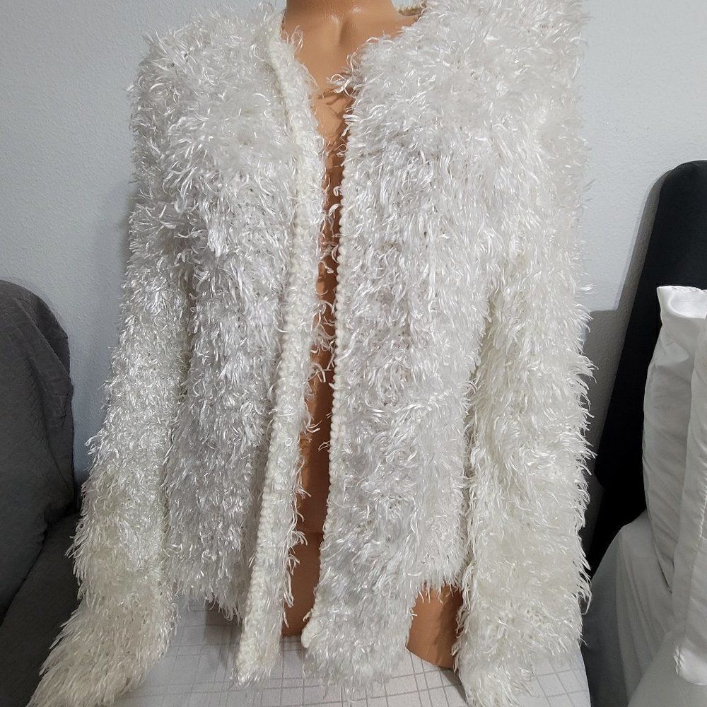1073 LARGE SIDEFFECTS White  Sweater